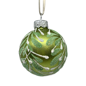 Grn julekugle med blade og sne